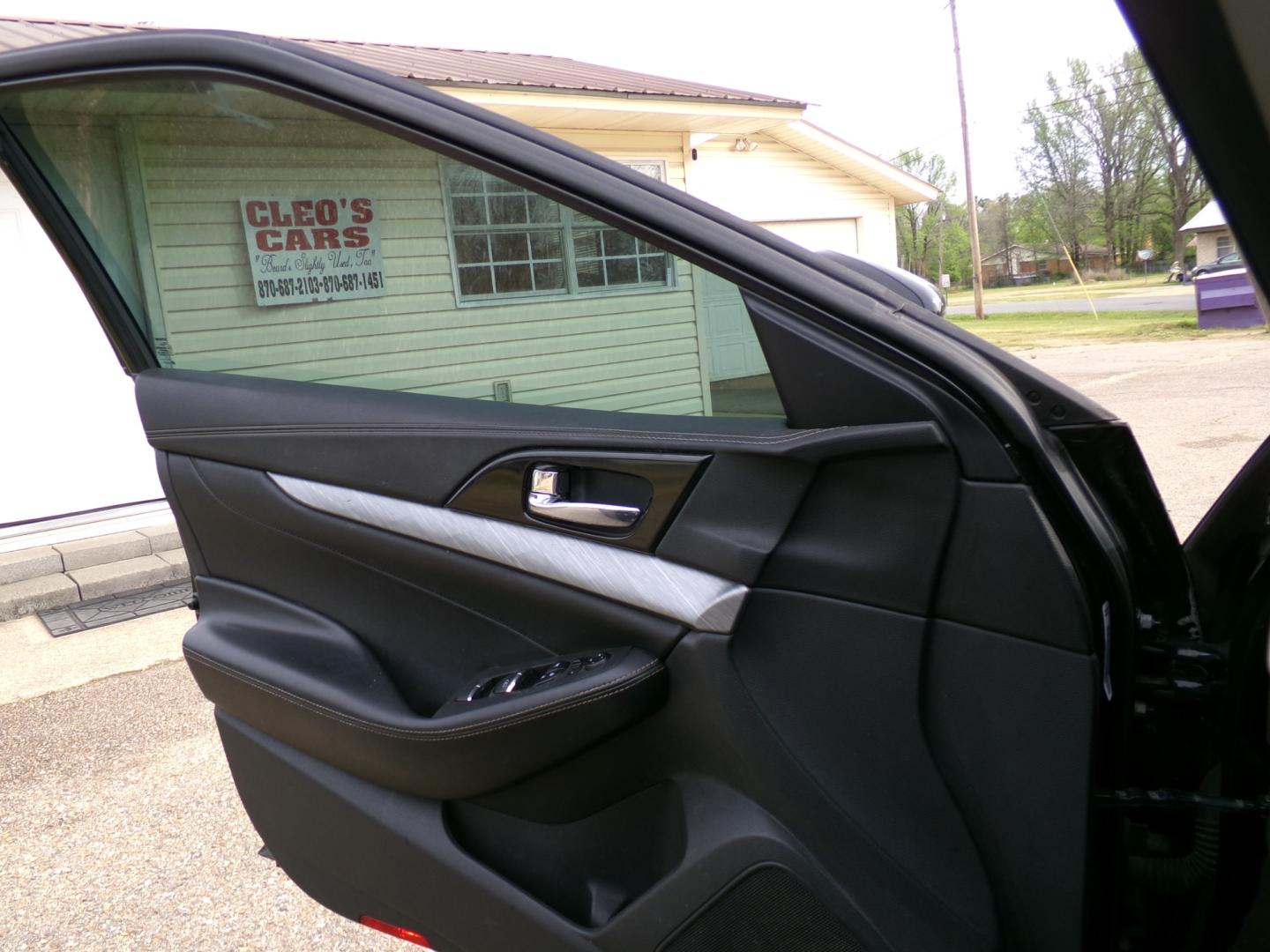 2017 Black /Black Nissan Maxima SV (1N4AA6AP0HC) with an 3.5L engine, automatic transmission, located at 401 First NE, Bearden, AR, 71720, (870) 687-3414, 33.726528, -92.611519 - Photo#6